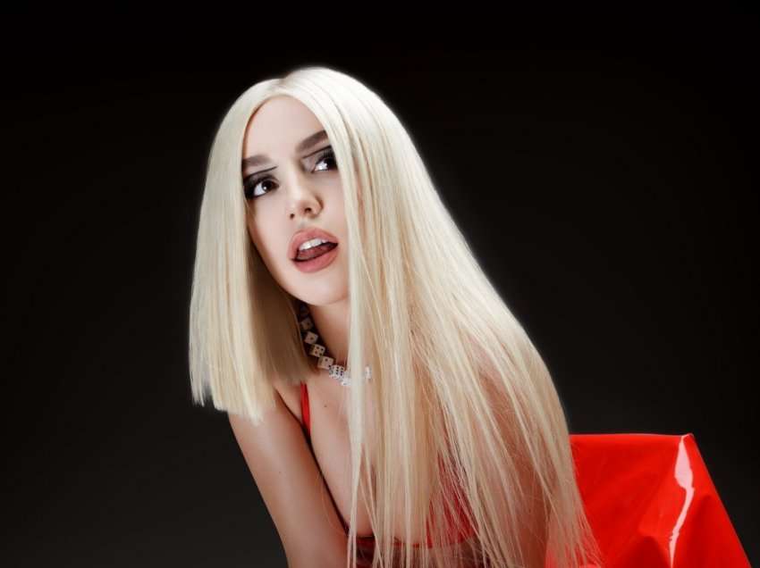 “Më mungon kjo ndjesi”, Ava Max publikon fotografinë e ëmbël duke përqafuar fansat