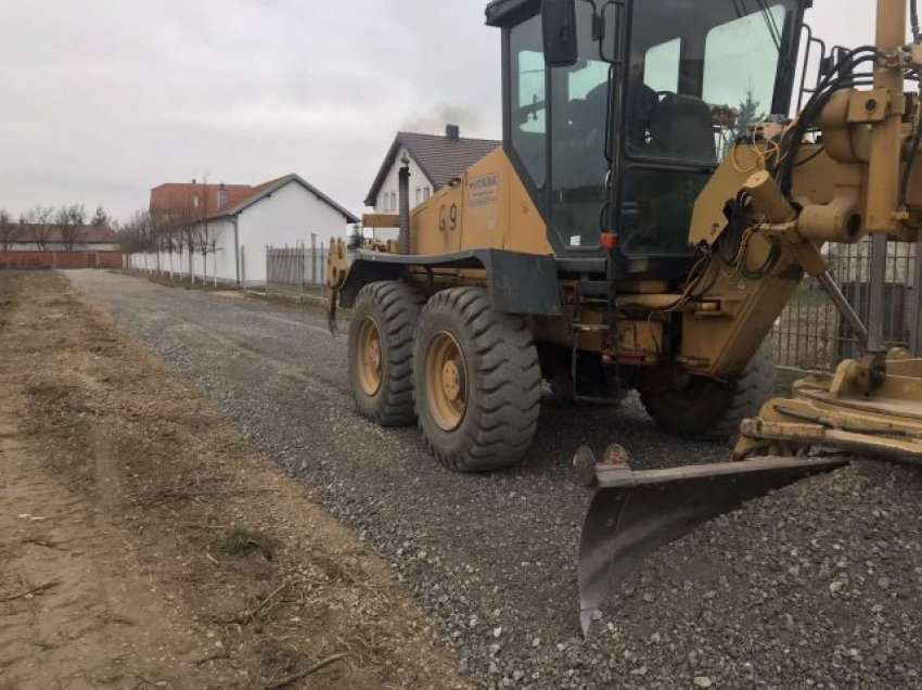 LDK në Podujevë rrugët po i shtron me zhavorr edhe në ditën e zgjedhjeve