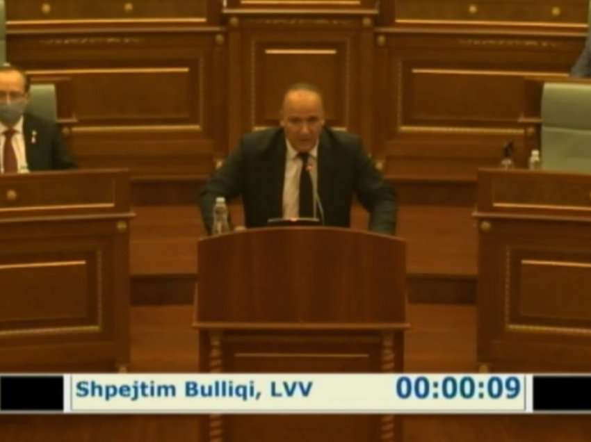 Shpejtim Bulliqi ‘hallashtiset” me Kuvendin, thumbon LDK-në dhe tallet me ministrin Abrashi 