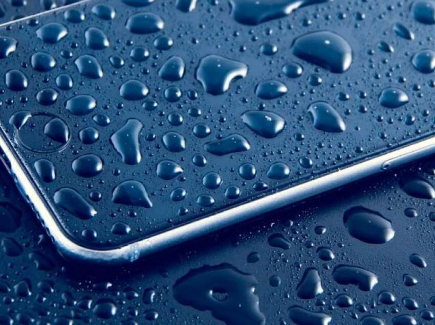 Pretendojnë se telefonat e tyre janë rezistentë ndaj ujit: Apple gjobitet me 10 milionë euro