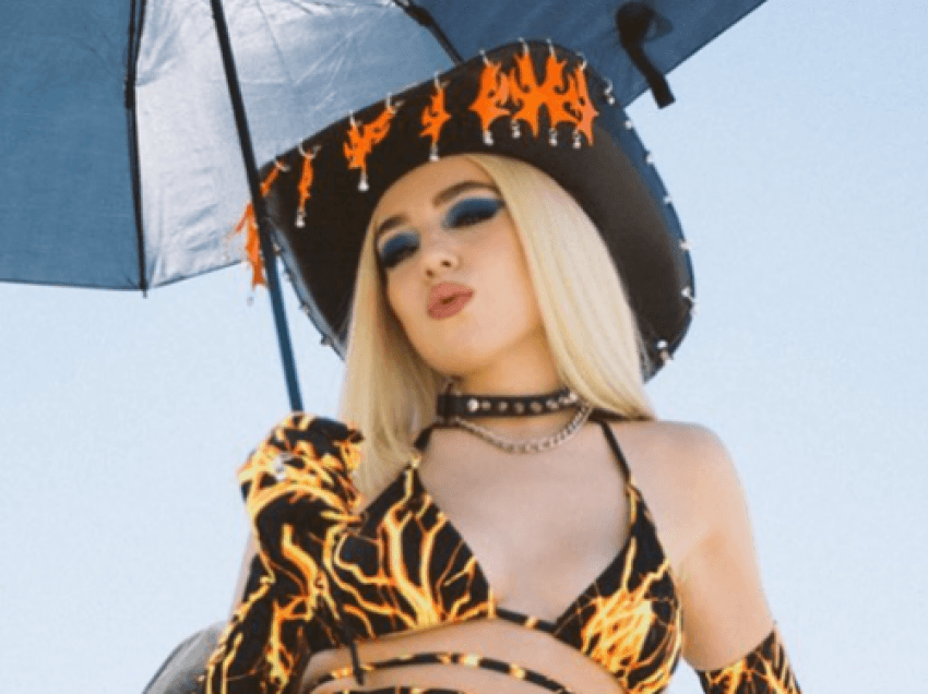 Ava Max shfaqet pa grim teksa paralajmëron muzikë të re