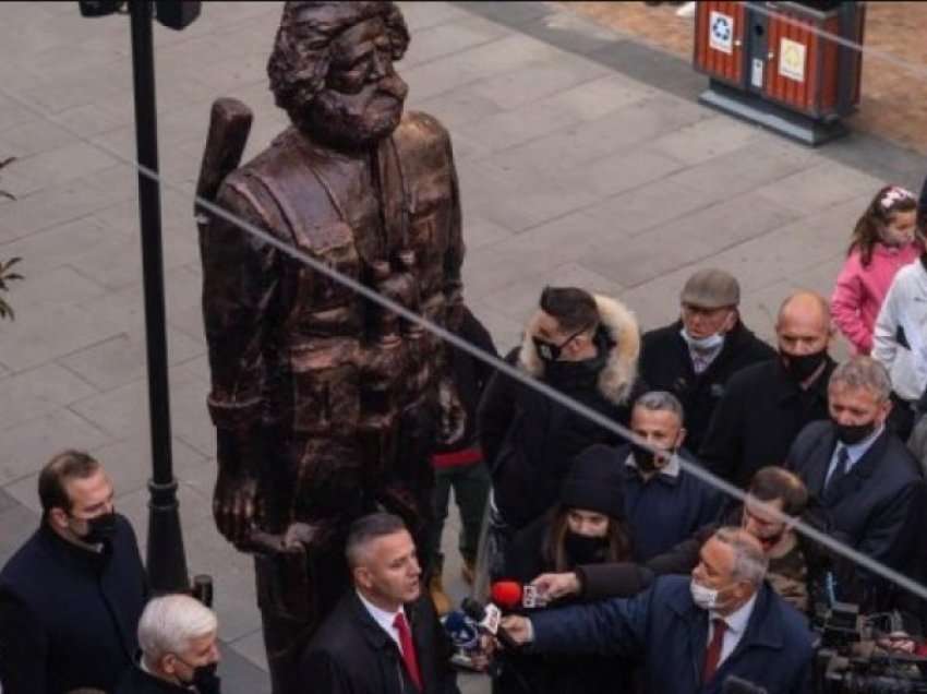 U kritikua për dizajnin e saj: Shtatorja e Adem Jasharit në Prizren do largohet nesër