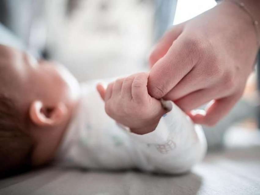 Një familje e tërë vdes nga koronavirusi, vetëm foshnja mbijeton