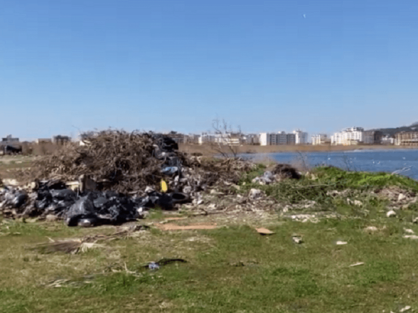 Inertet hidhen në lagunë/ Në Shëngjin, mbetje edhe në rrugë