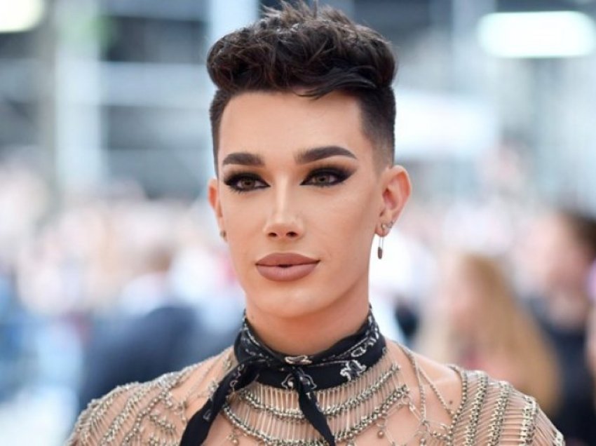 James Charles pranon se ka shkëmbyer mesazhe me të mitur