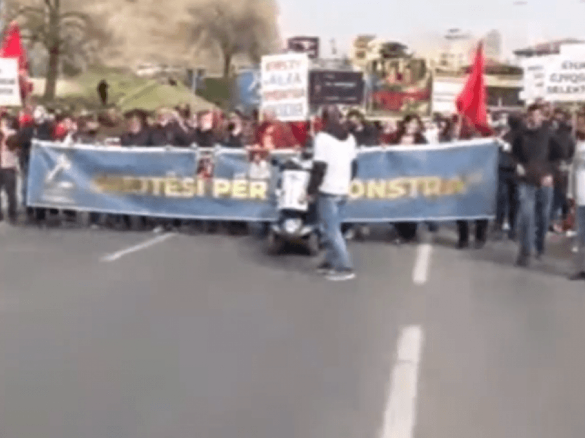 Fillojnë protestat për rastin “Monstra”, kërkohet drejtësi edhe për rastin “Almiri”, “Alfa” dhe “Lagjja e Trimave”