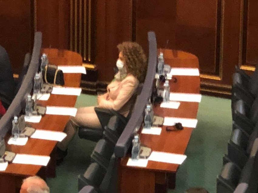 Paralajmërohet kalimi i deputetes së AAK-së në Vetëvendosje