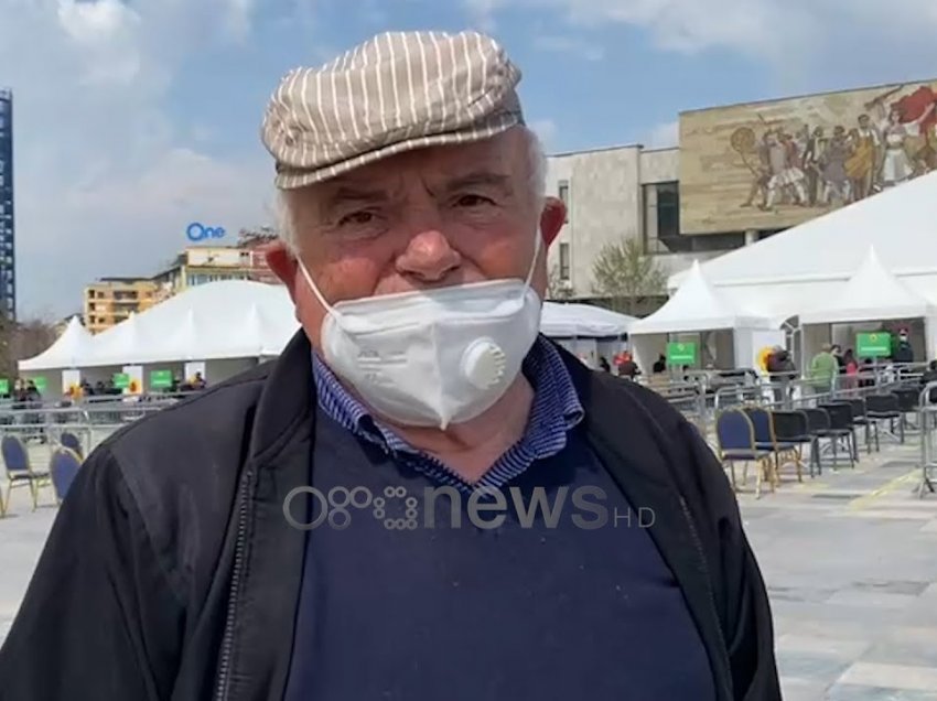 Me 4 unaza në zemër tek çadrat do të vaksinohet, mjekët s’e pranojnë: S’ka mbushur 70