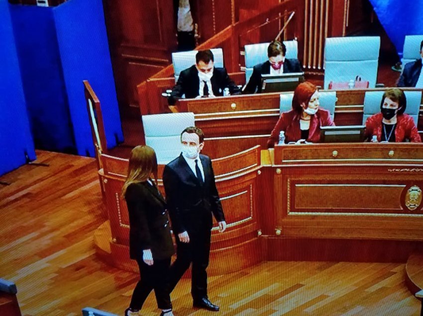 LAJMI I FUNDIT: Kurti ia merr një deputete PDK-së, i bashkohet Grupit Parlamentar të VV-së