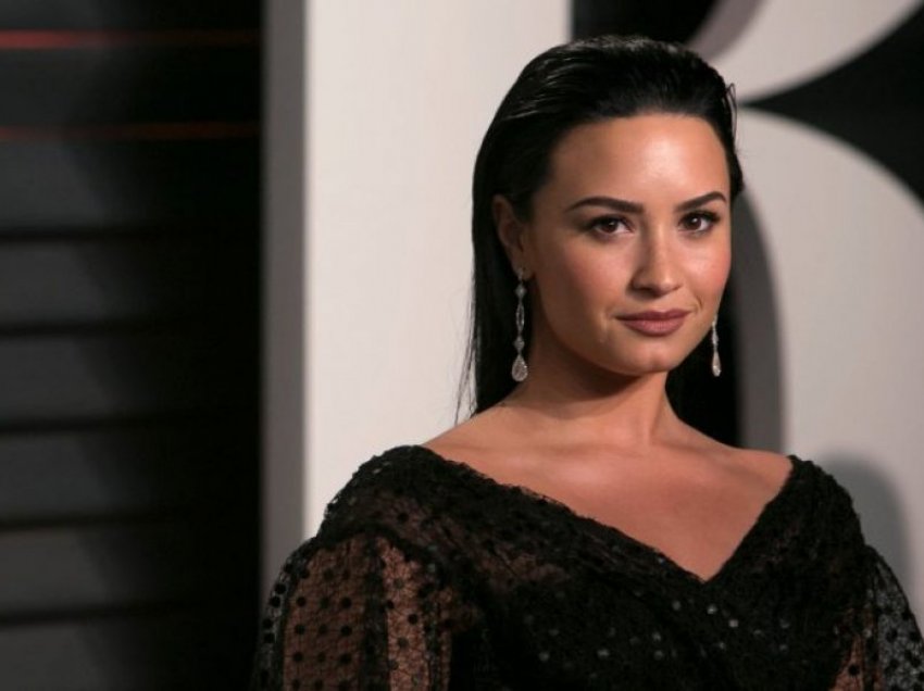 Nga bulimia te mbidozimi: E kaluara e errët e Demi Lovato