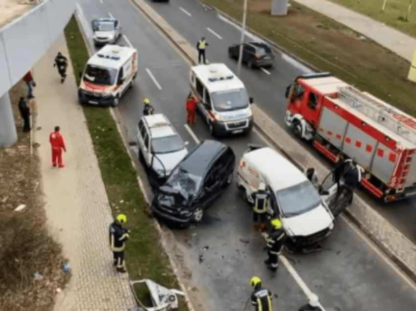 Katër persona lëndohen në aksidentin ku u përfshinë tre automjete në Prishtinë