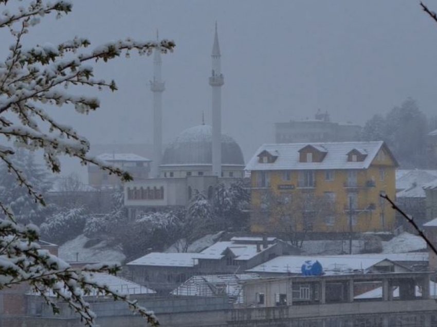 Borë dhe reshje shiu, ARRSH: Akset rrugore janë të kalueshme