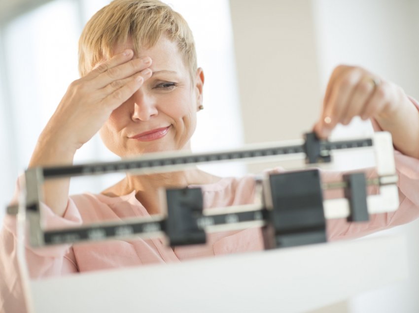 Përse shtojnë peshë gratë në menopauzë? Këto janë disa nga arsyet kryesore