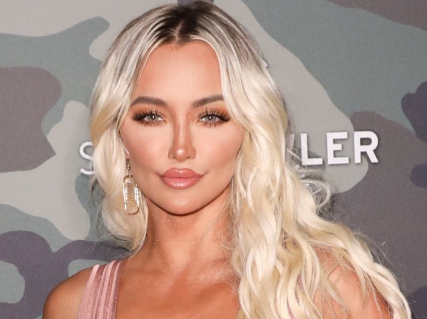 Lindsey Pelas josh ndjekësit duke vënë në pah linjat trupore me bikinit e vogla