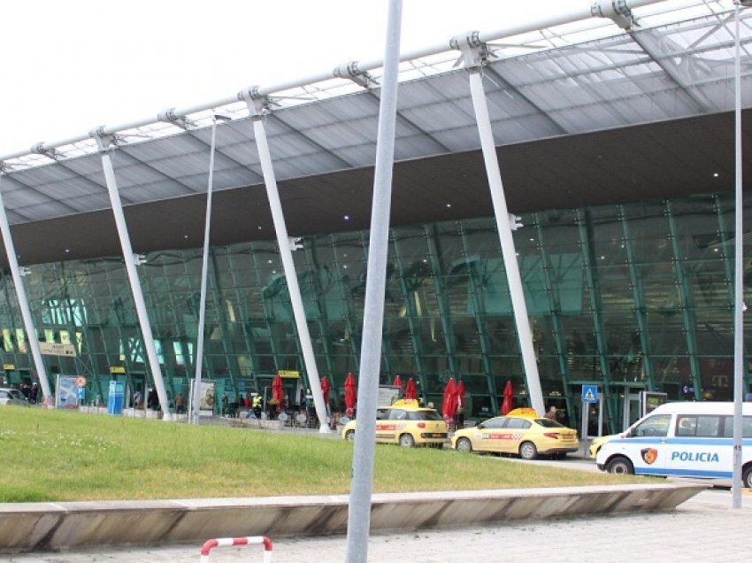 Protesta e punonjësve në aeroportin e Rinasit/ Asnjë rezultat nga biseda me Ballukun