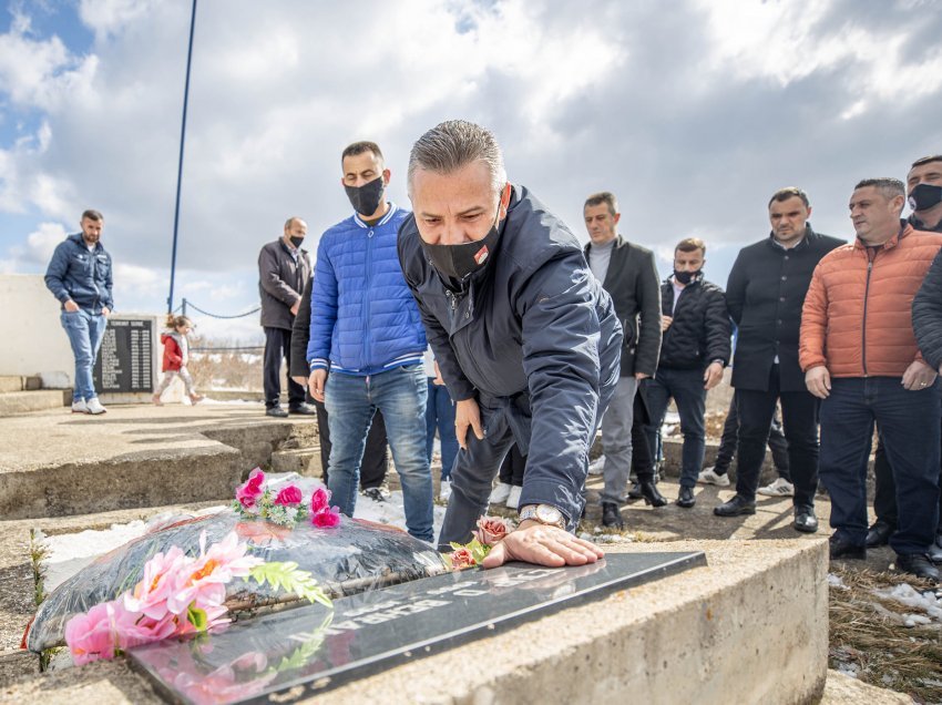 Jashari me shoqatat e dala nga lufta bënë homazhe tek varri i dëshmorit, Ejup Behrami