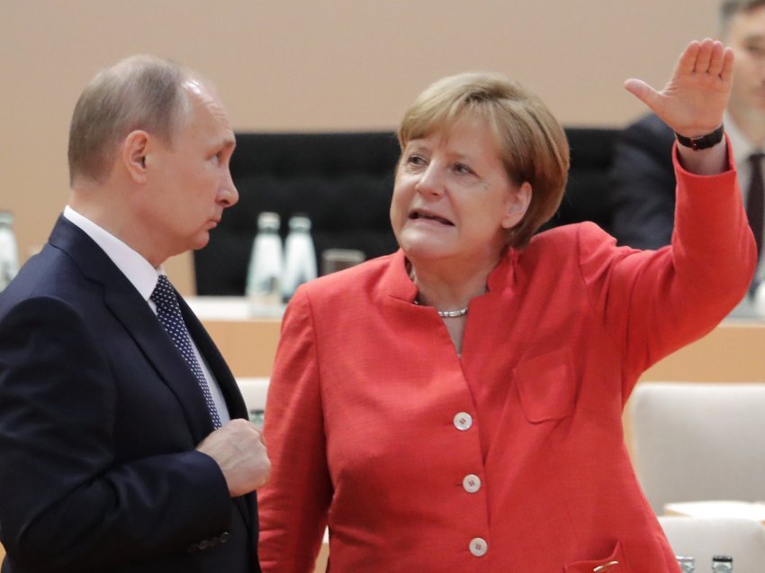 Merkel bisedoi me Putinit për Navalnyn - shëndeti i të cilit po përkeqësohet