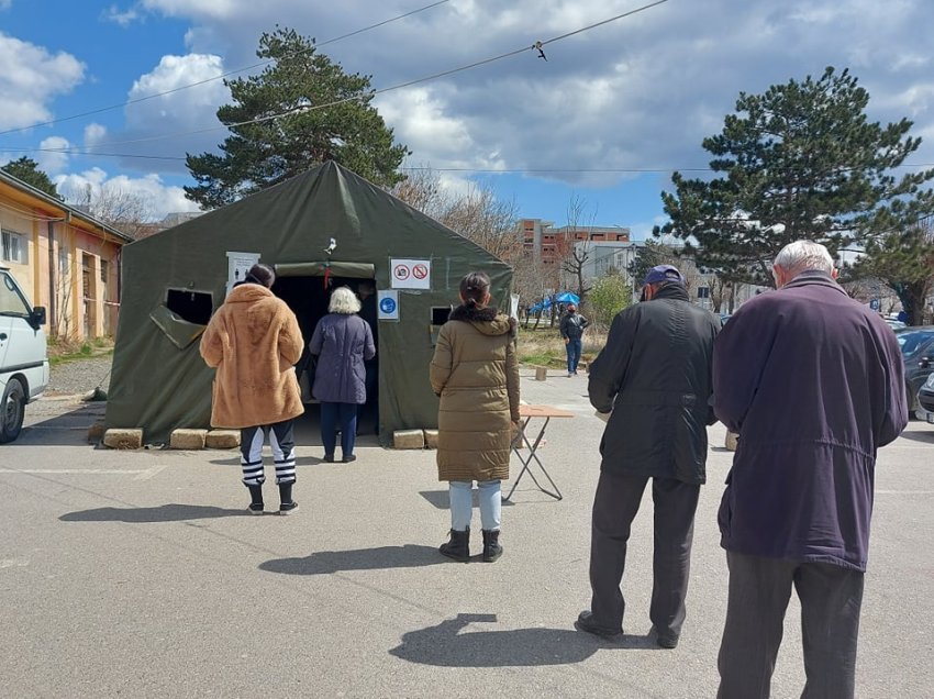 Radhë të gjata në IKShPK, qytetarët thonë se po dalin negativ edhe përkundër simptomave