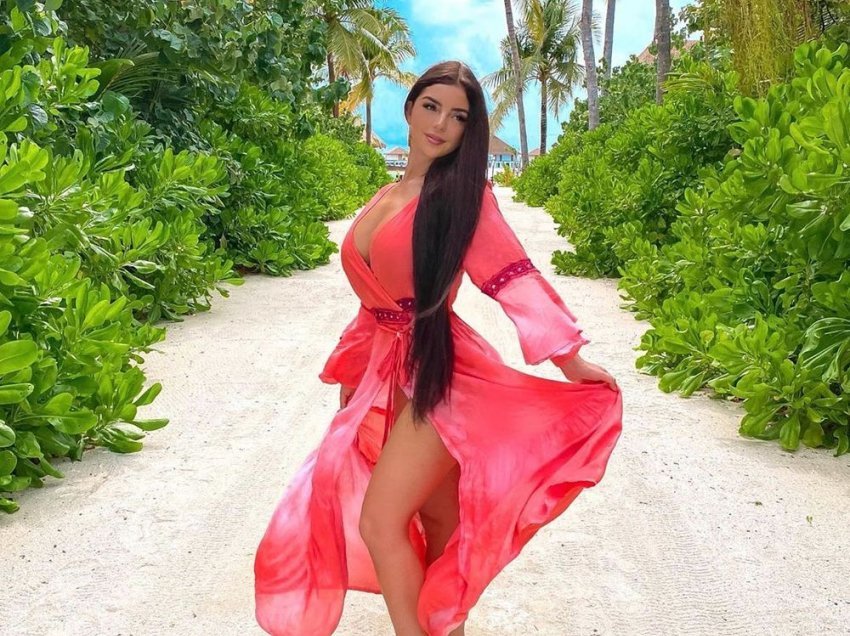 Demi Rose rikthehet me poza gjysmë lakuriq