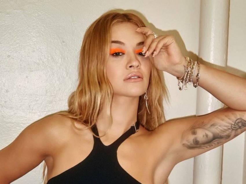 Rita Ora tërheq vëmendjen me paraqitjen e fundit, shfaqet me grimin e veçantë