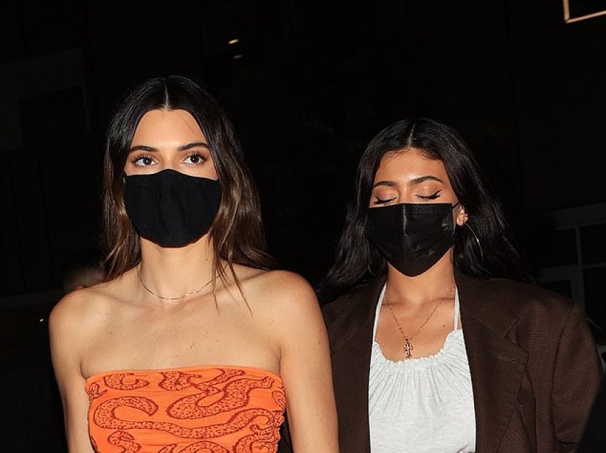 Kendall dhe Kylie me gjysëm bluza, darkojnë bashkë