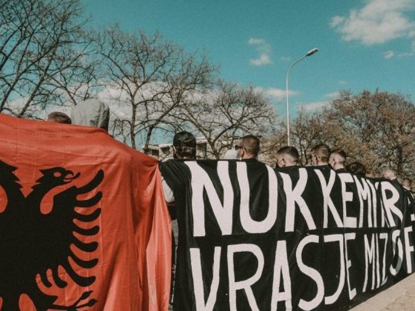 Rrahja e tifozëve shqiptarë me ata maqedonas që përfundoi në tragjedi, protestojnë Shvercerat