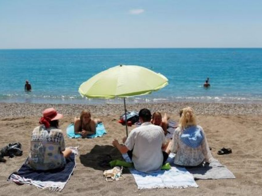 Spanja nis sezonin veror, maska do të mbahet edhe brenda në ujë