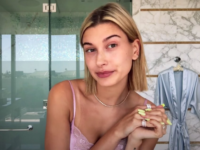 Hailey Bieber shfaqet pa grim teksa tregon rutinën për mirëmbajtjen e lëkurës