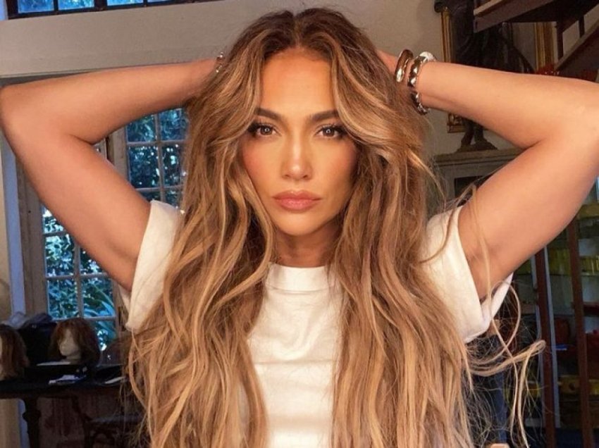 Jennifer Lopez publikon fotografi pa unazën 1 milion dollarëshe të fejesës