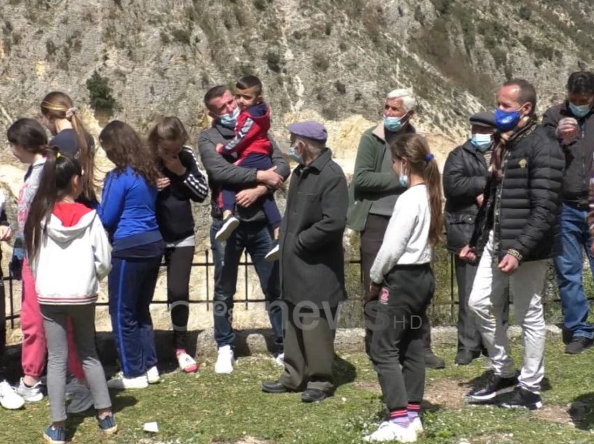 “Po shkatërrojnë e ndotin mjedisin”, banorët e Bënçës protestë për punimet në aksin Tepelenë-Progonat