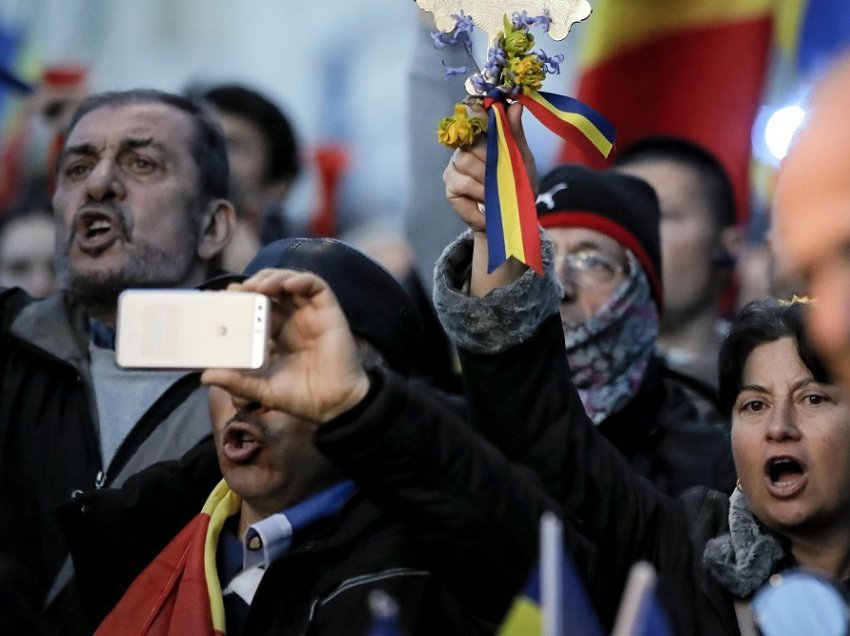 Evropa në protestë kundër masave të reja anti-Covid