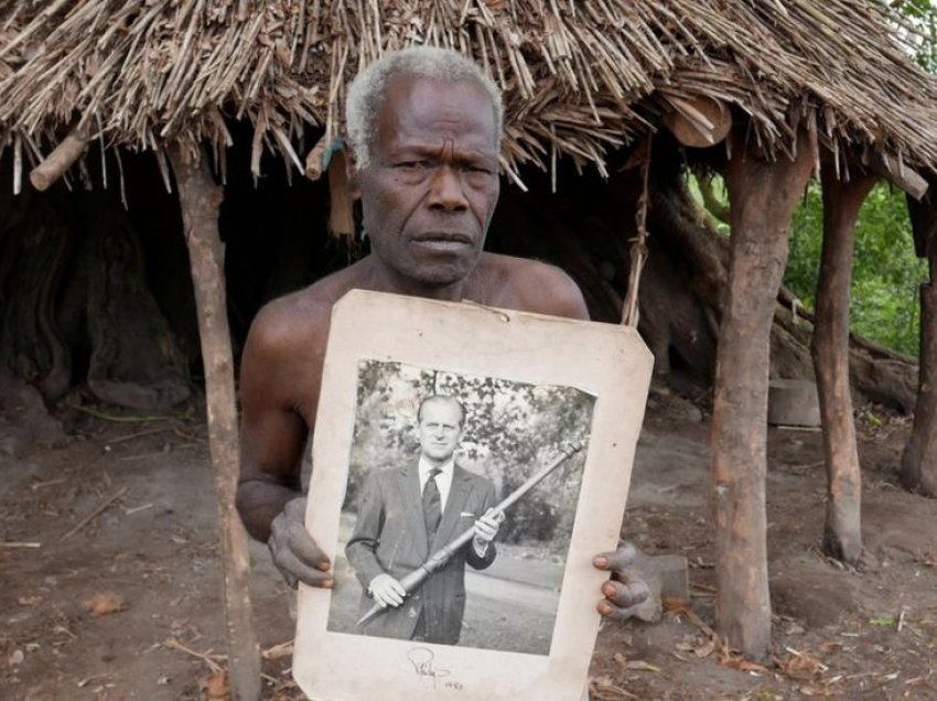 Fiset Vanuatu mbajnë zi për vdekjen e ‘Zotit’ të tyre, Princit Philip