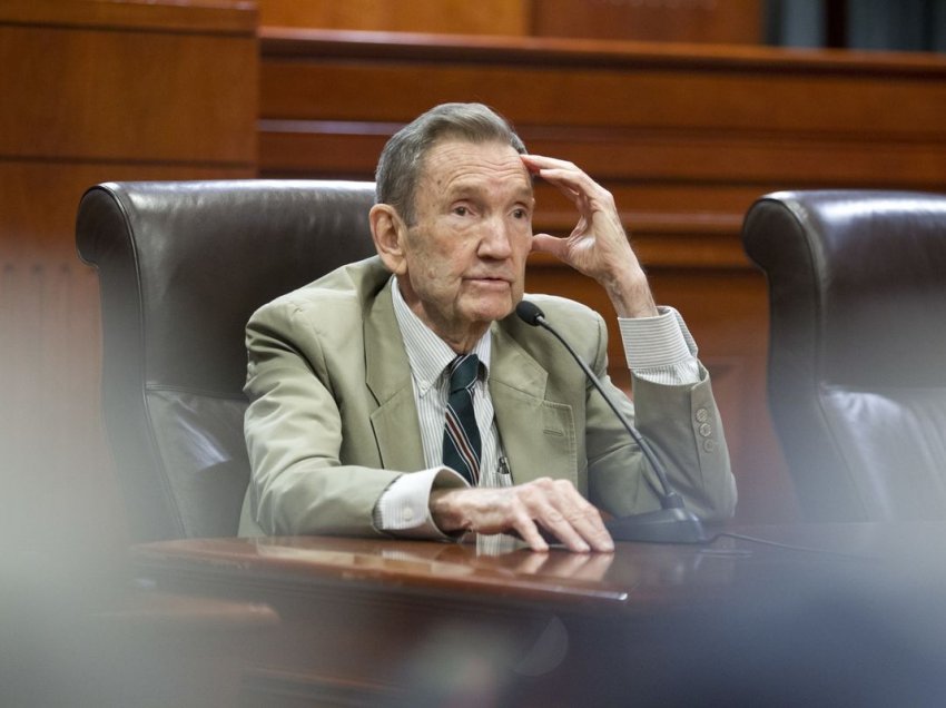 I doli në mbrojtje kriminelit Millosheviҫ, vdes avokati Ramsey Clark