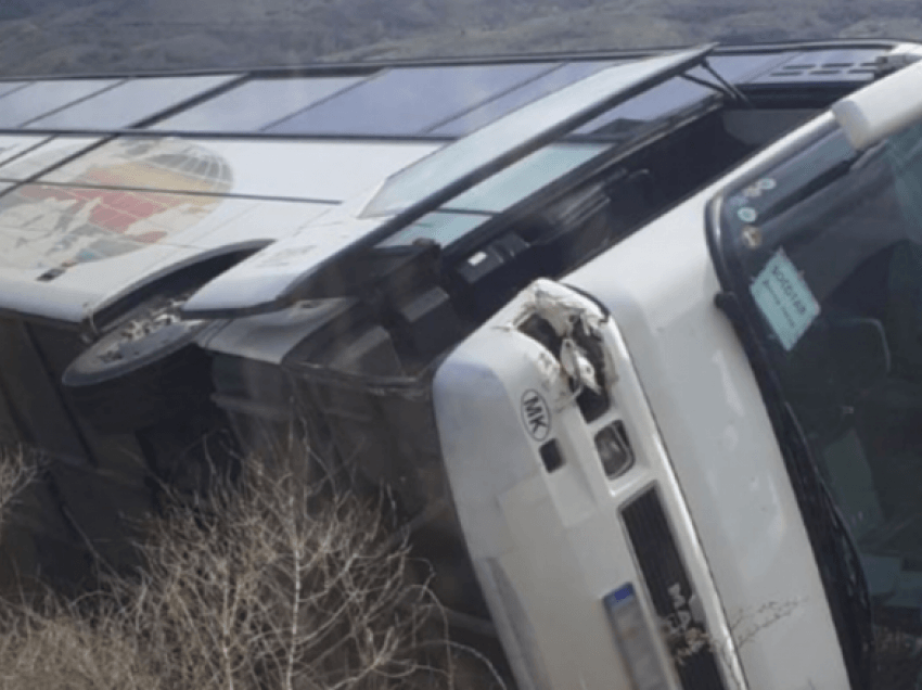 Rrokulliset një autobus në rrugën Kërçovë-Manastir