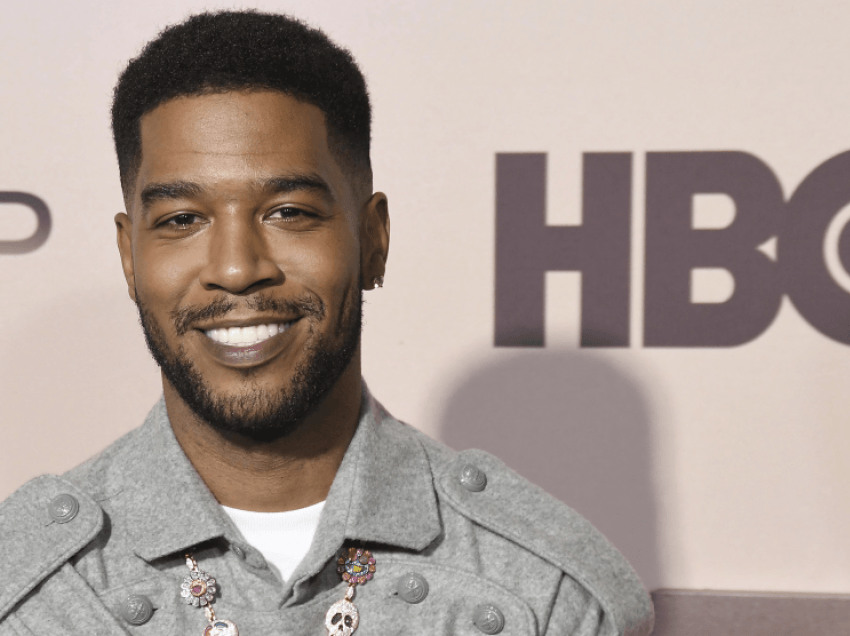 Reperi Kid Cudi performoi i veshur me fustan me lule në emisionin “SNL”