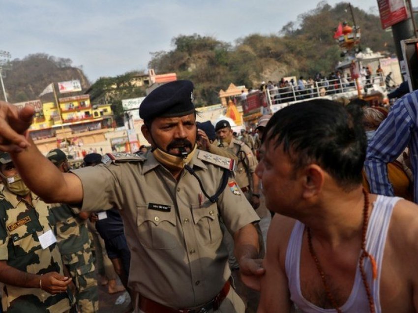 Miliona hindu zhyten në ujë derisa rastet me koronavirus rriten 