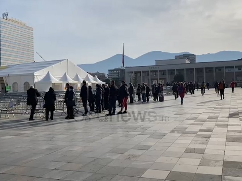 Pa u hapur ende çadrat, 60 vjeçarët në radhë për tu vaksinuar