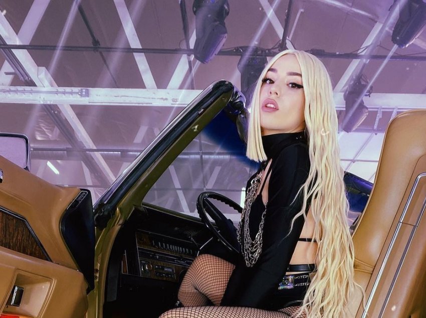 Ava Max vjen me veshjen e veçantë në videon e publikuar