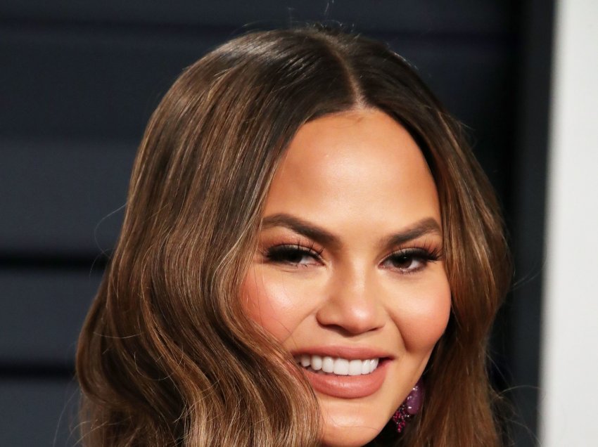 Chrissy Teigen tregon sekretin e fytyrës/ Ky vaj bën mrekulli 