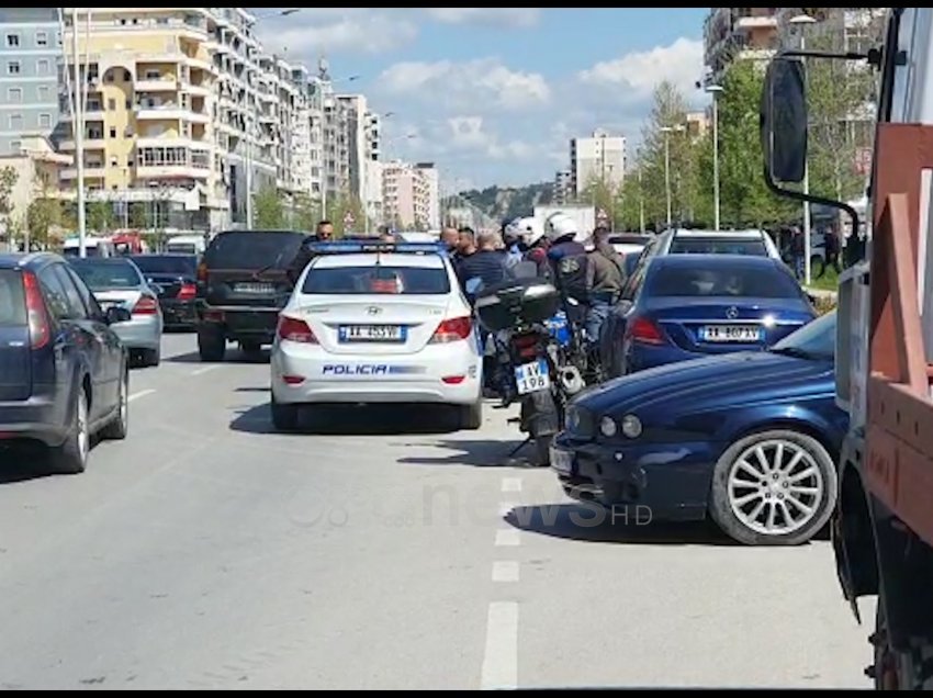 Mos puno! Vlonjati kërcënon me thikë punonjësit e Ujësjellësit