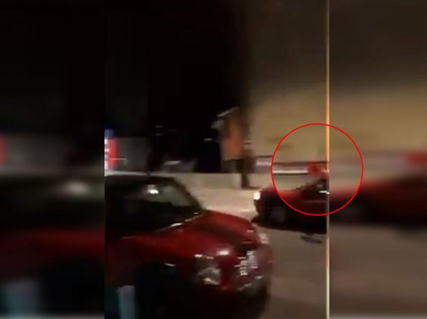 Dy të rinj, valvisin flamurin shqiptar në Mitrovicë, arrestohen nga Policia