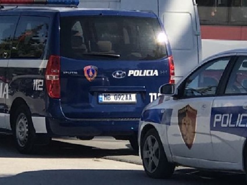 Sherr në një lokal, thyhen tavolina dhe kompjutera! Dy të rinjtë kundërshtojnë policinë dhe dëmtojnë…