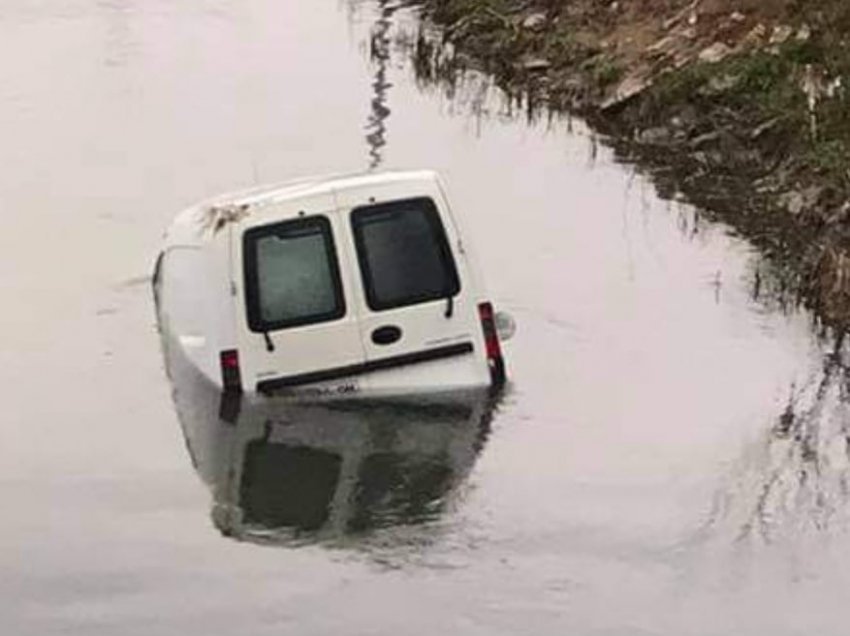 “Pick Up” -i fundoset në ujë, në Fushë Kosovë 