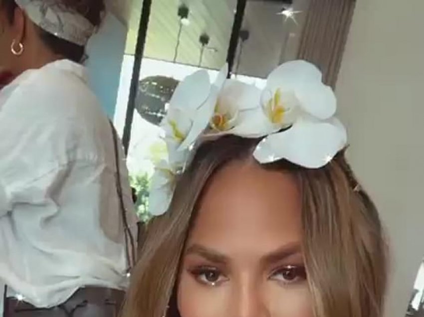 Chrissy Teigen kthehet në Twitter pas disa javësh pauzë