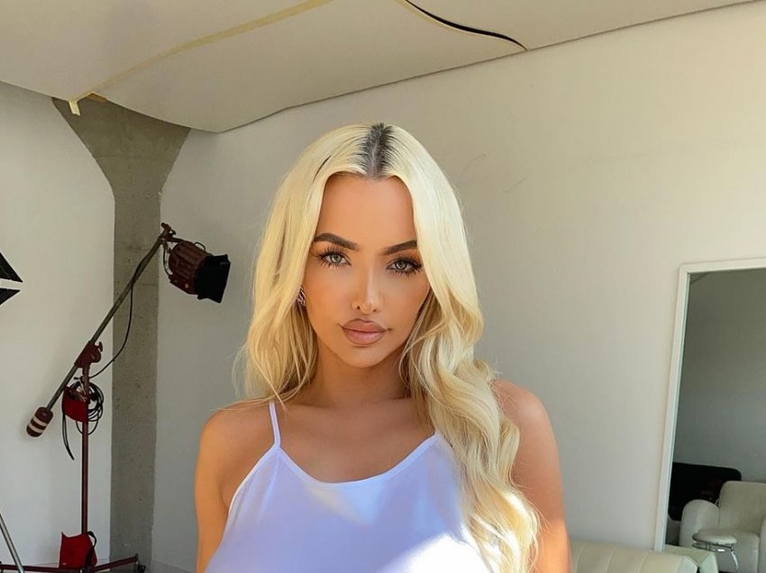 Lindsey Pelas merr vëmendje duke vënë në pah gjoksin me veshjen e ngushtë