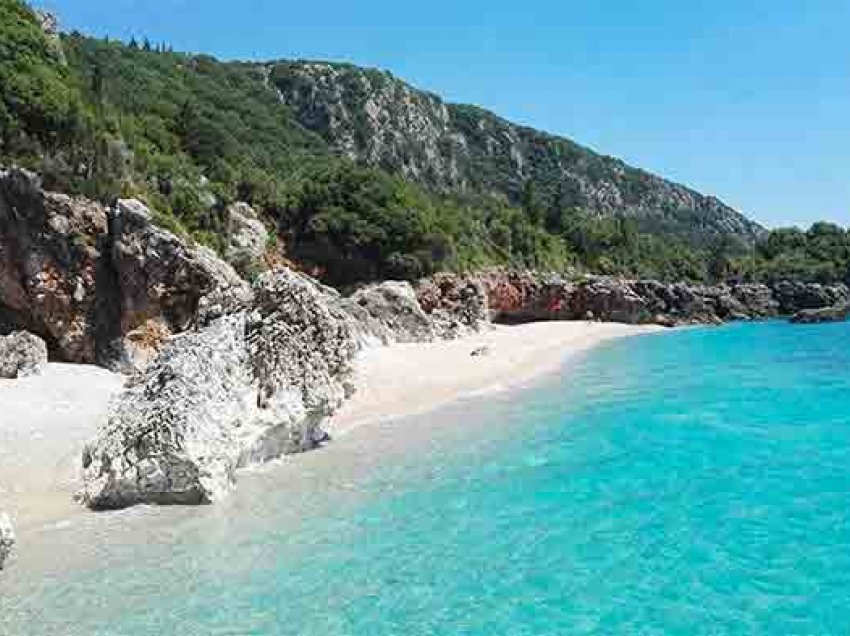 Të huajt nisin sezonin, turistë polakë në bregdetin e Vlorës