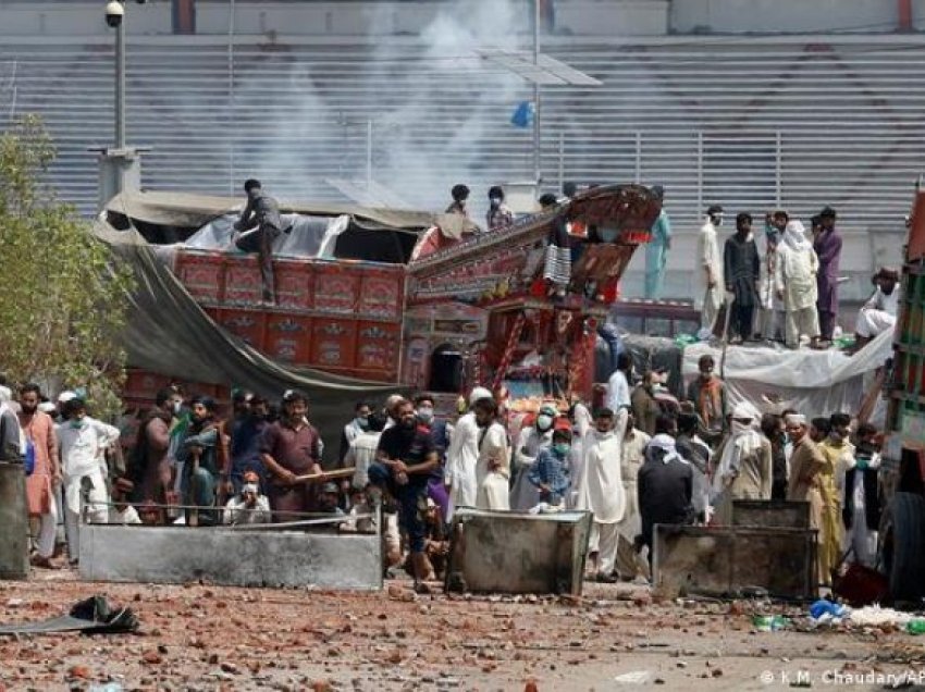 Protestuesit rrëmbyen shtatë oficerë policie në Pakistan