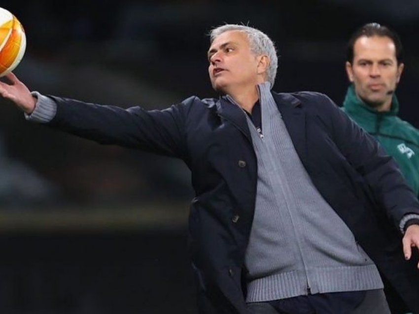 Mourinho thyen heshtjen pas shkarkimit duke publikuar një video teksa bën shaka me fotoreporterët që e presin jashtë shtëpisë