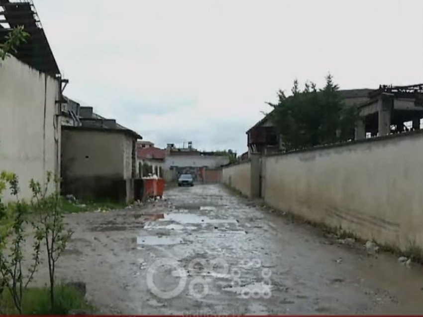 Gropa me ujë e baltë në Laprakë, banorët: Ka 20 vjet që është kështu, bashkia nuk na përgjigjet