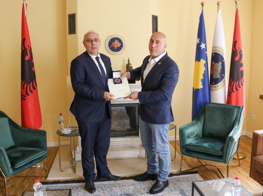 Haradinaj nderon me medalje familjen Fazliu